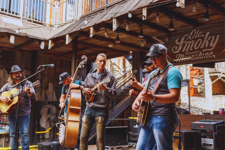 8 Live Music Venues in Gatlinburg